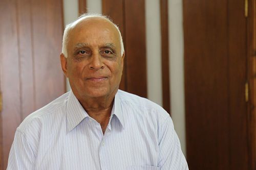 Le militant politique et analyste palestinien Abdel Sattar Qassem meurt du Covid-19
